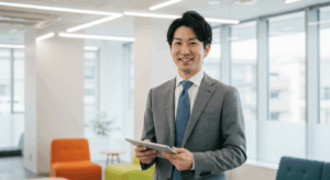 スーツを着てタブレットを持つ男性の画像