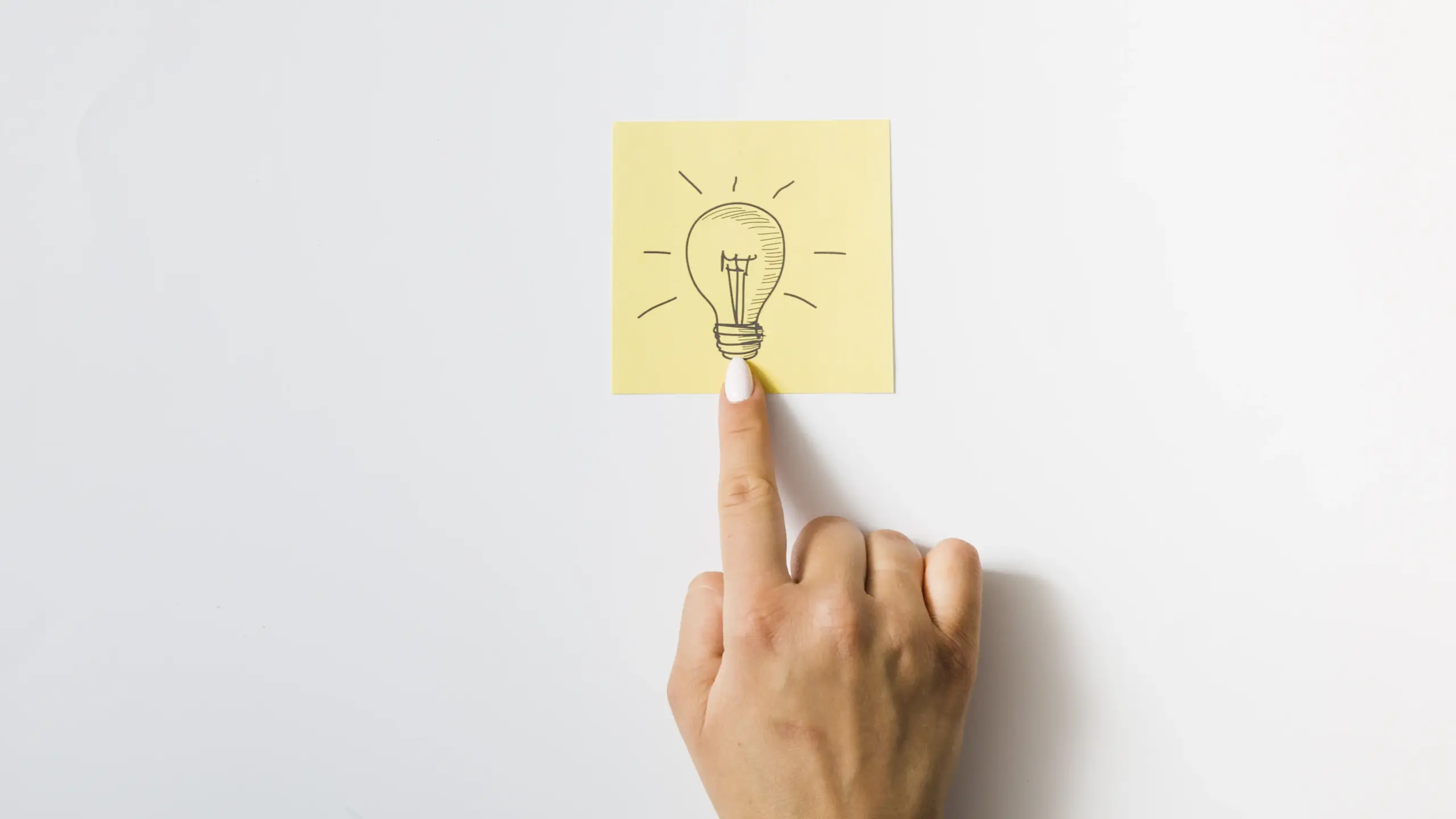 付箋を指さしている画像