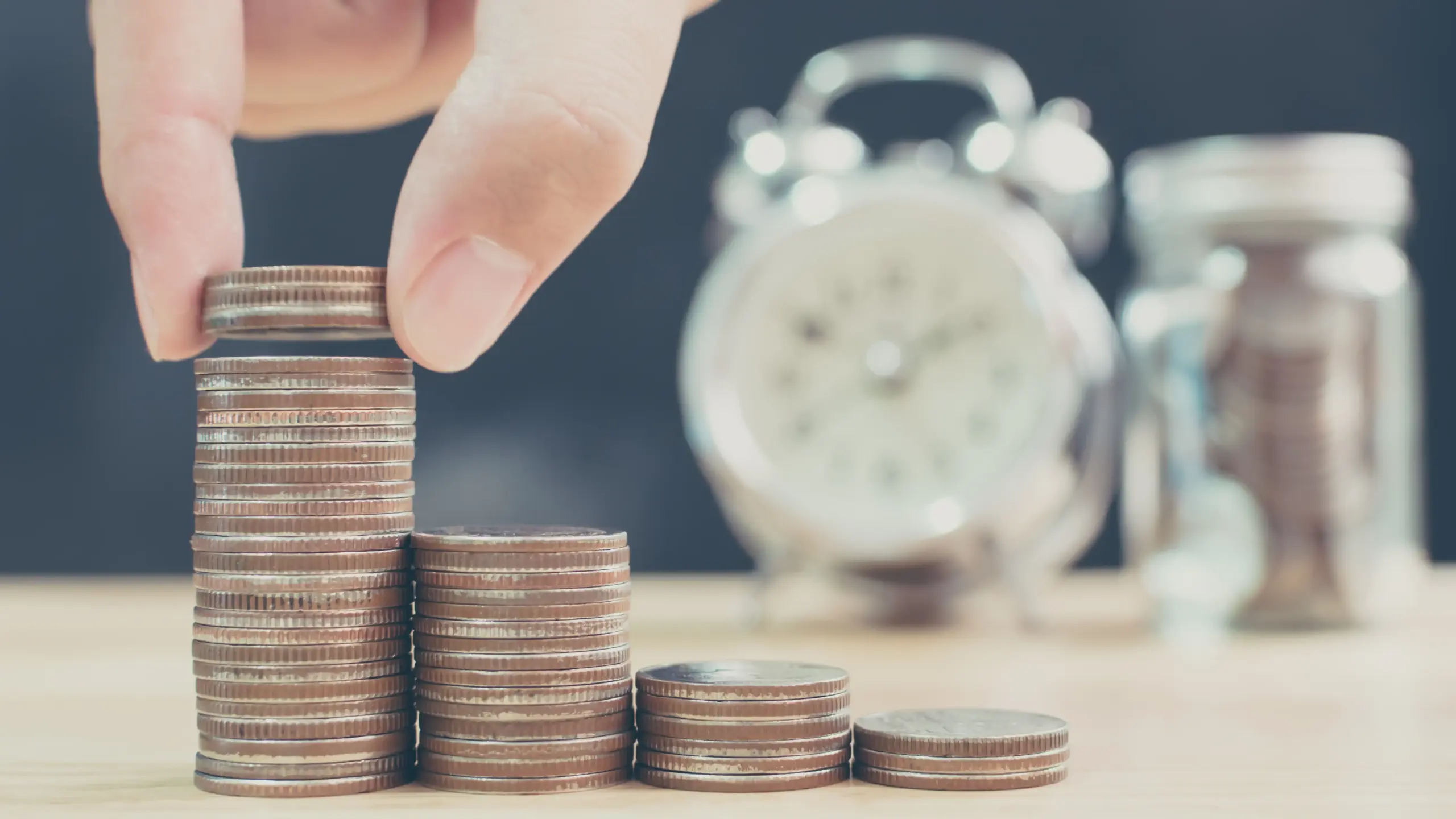 お金を積み上げている画像