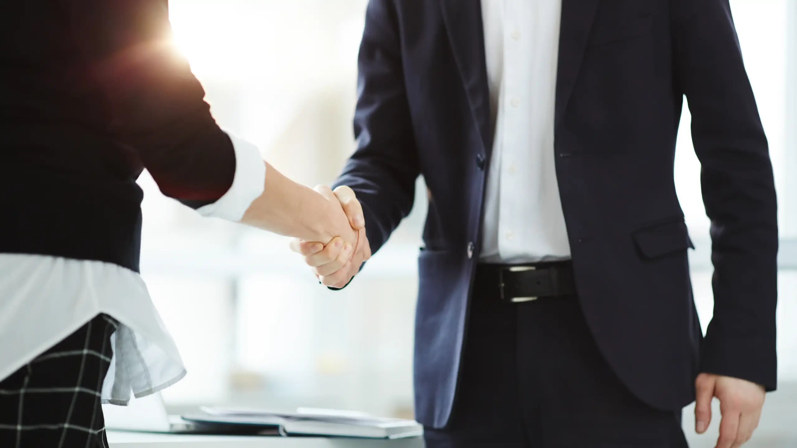 握手をしている画像