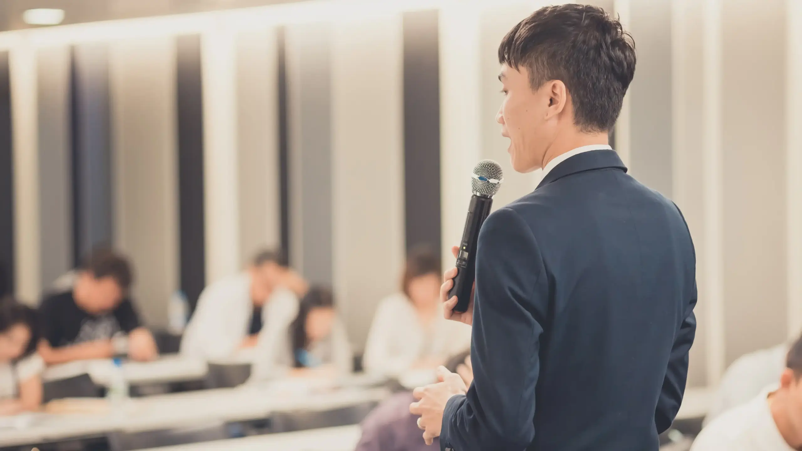 講義をしている男性の後ろ姿の画像