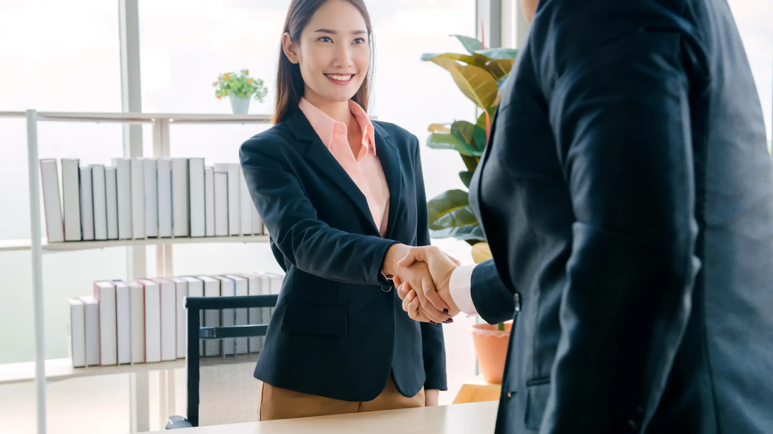 握手している女性の画像