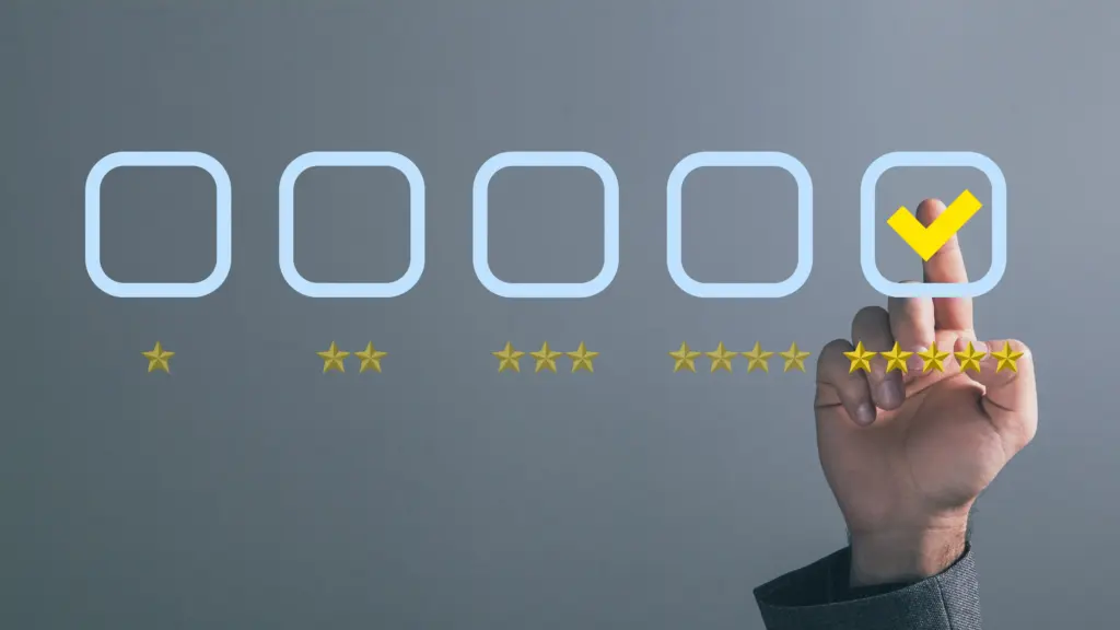 チェックボックスを選択している手の画像