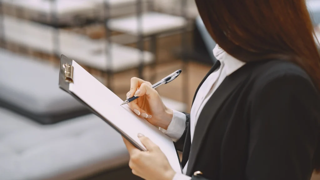 メモを取る女性の画像