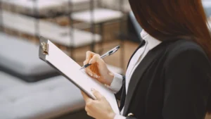 メモを取る女性の画像