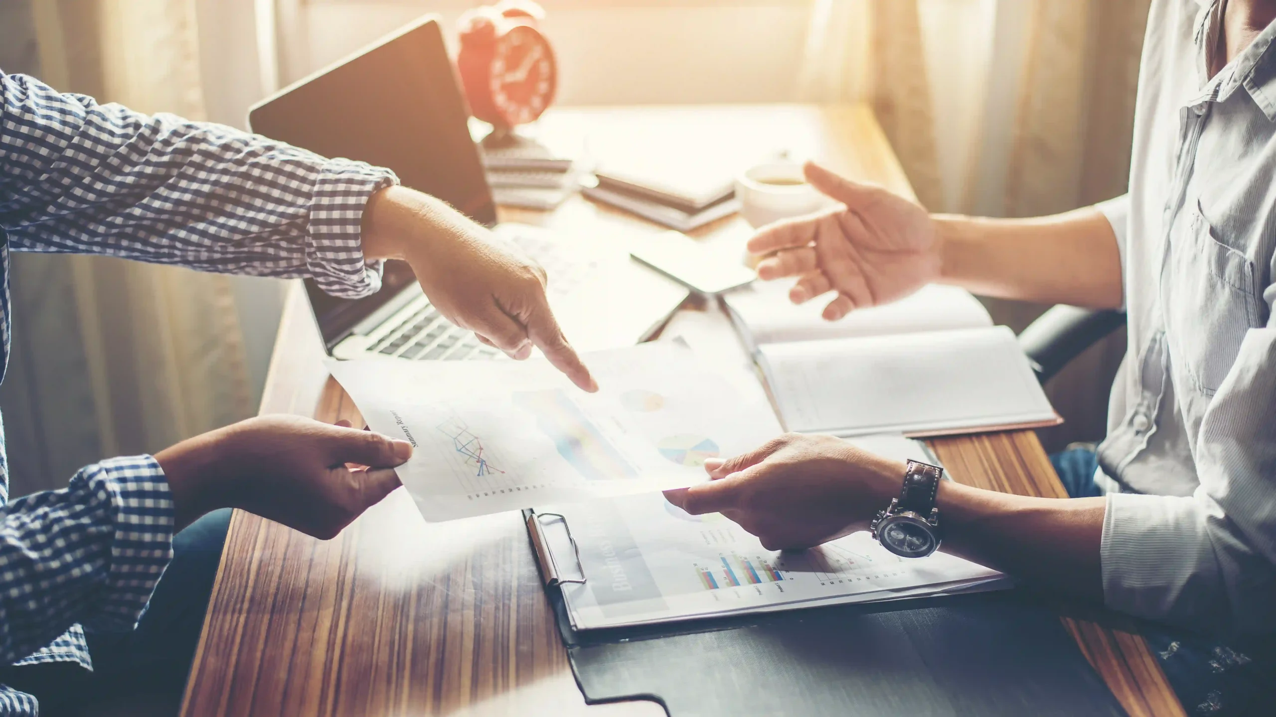 資料を指摘している人の画像