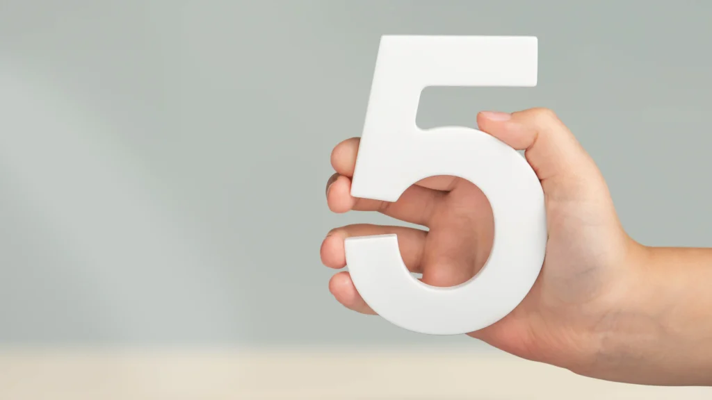 数字の「5」を持つ手の画像