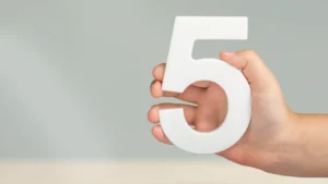 数字の「5」を持つ手の画像