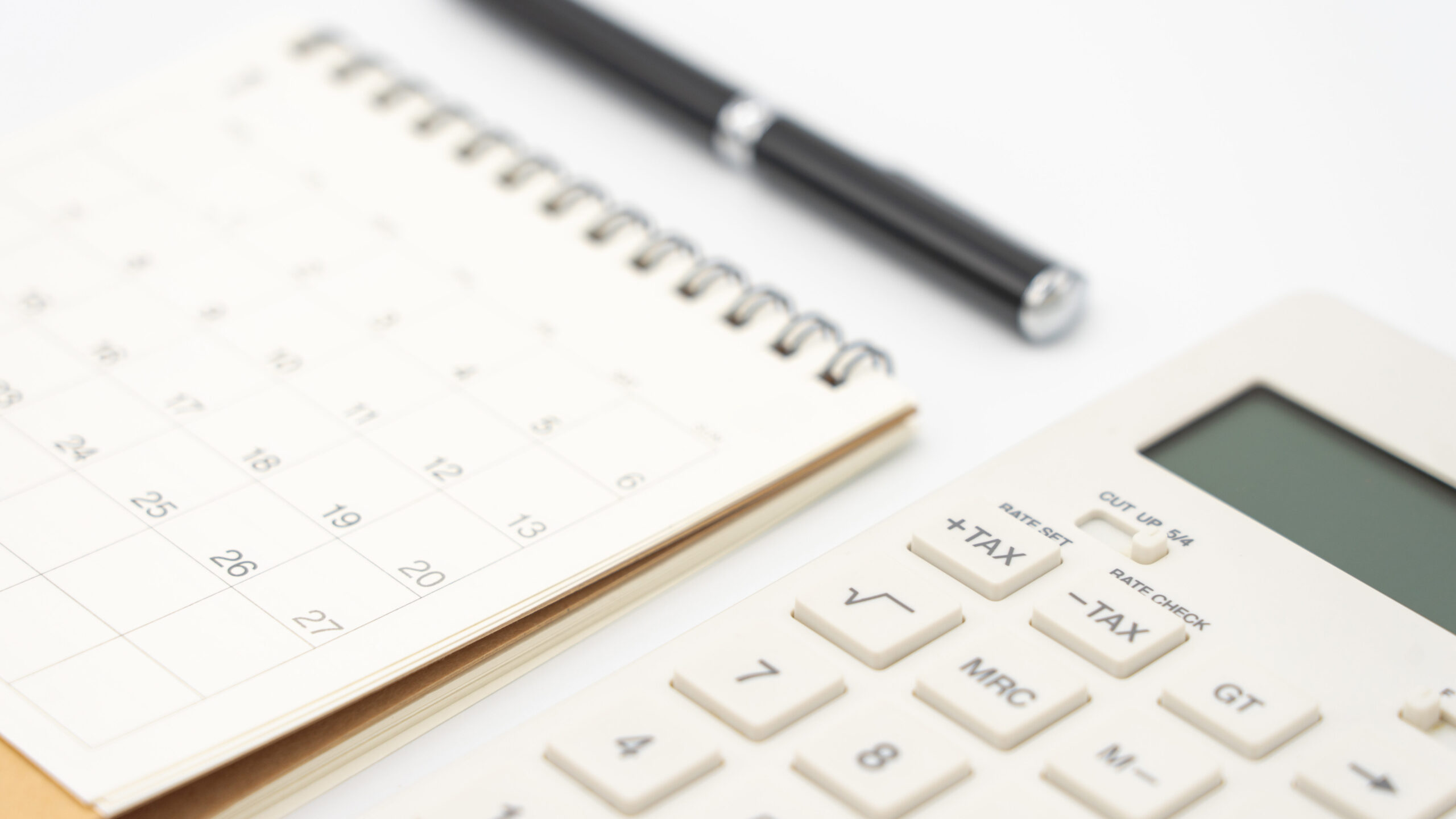 カレンダーと電卓の画像