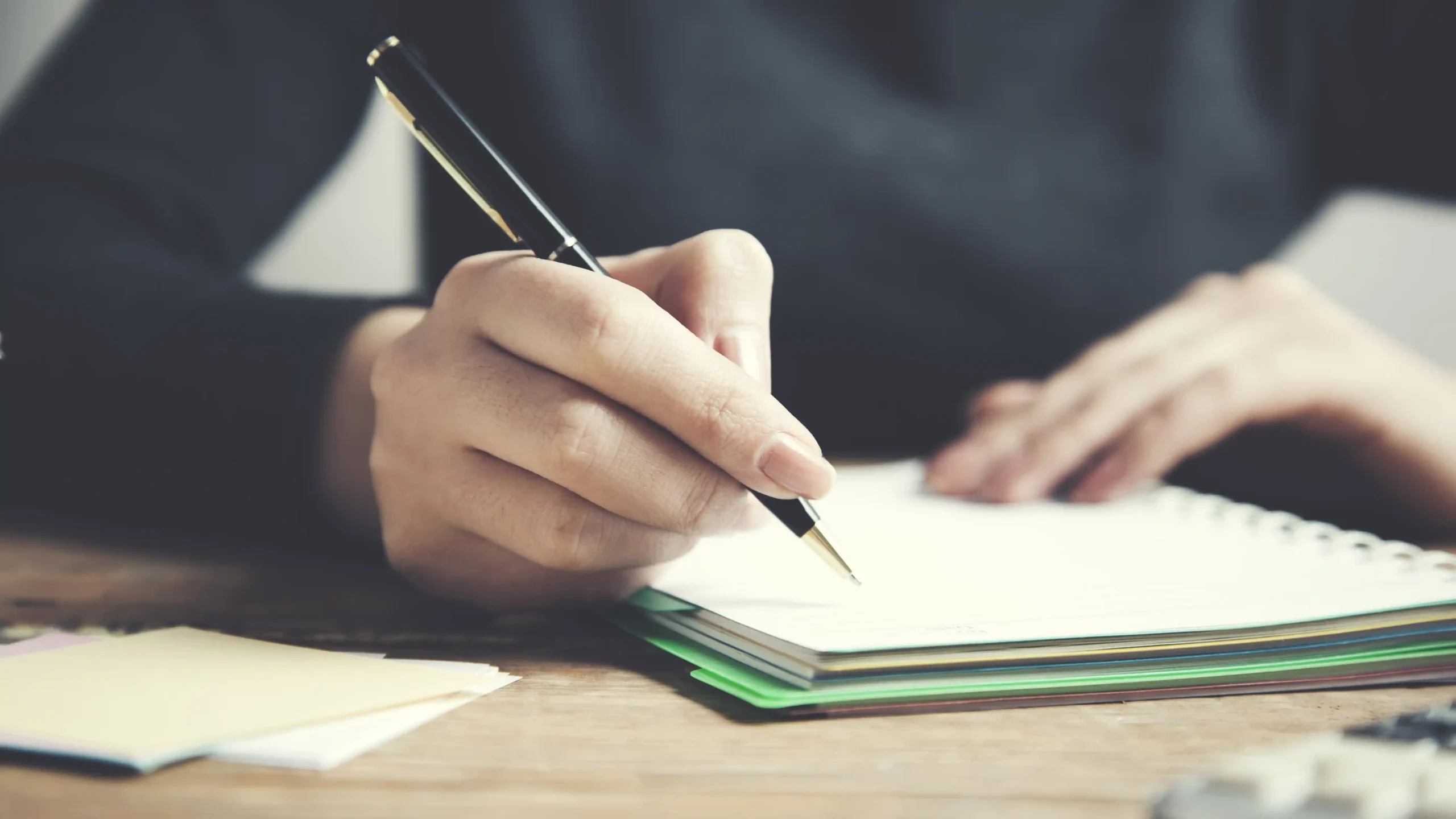 ノートをとっている人の手元画像