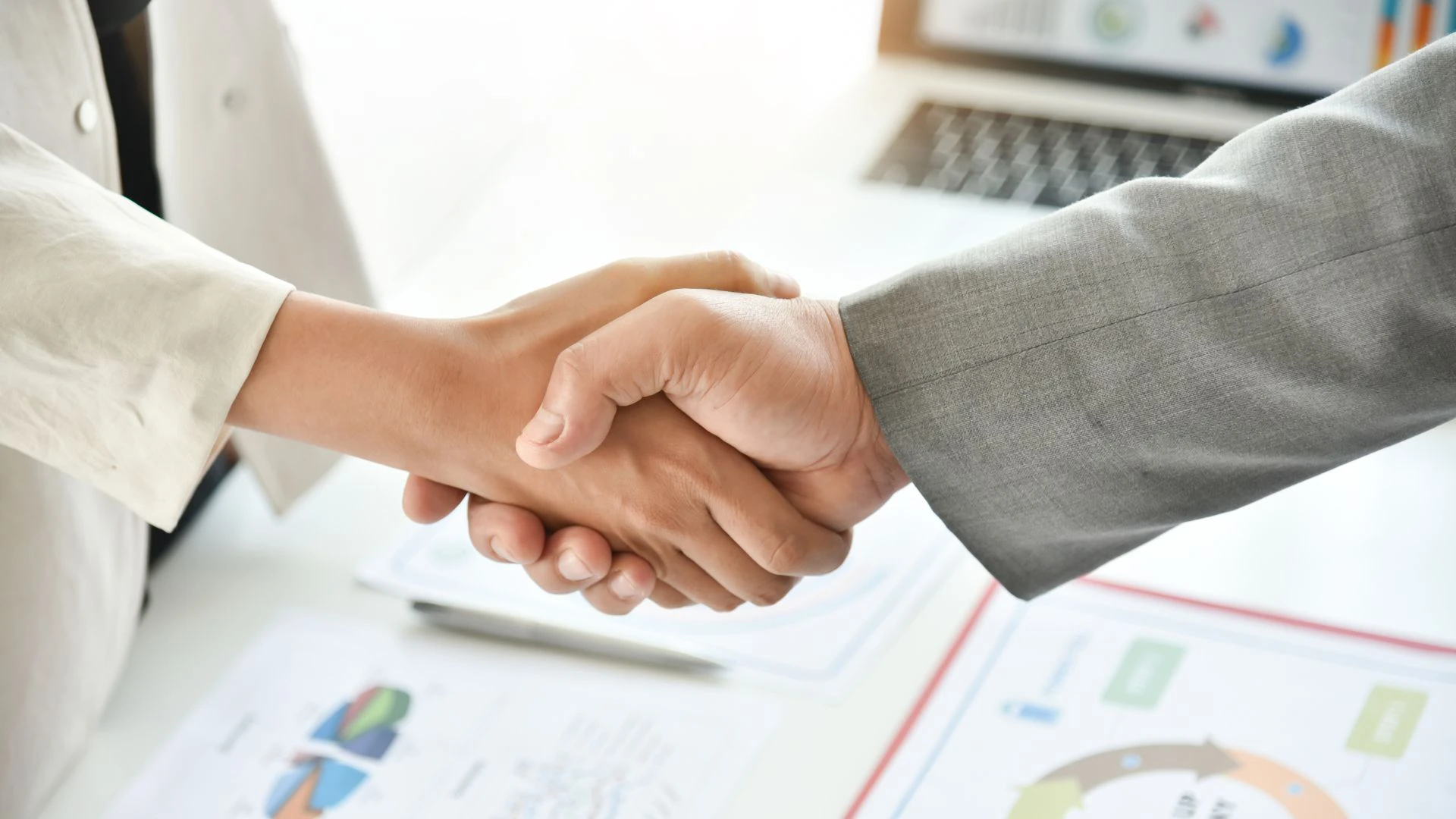 握手する2人の手元画像