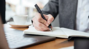 ノートを取っている手元画像