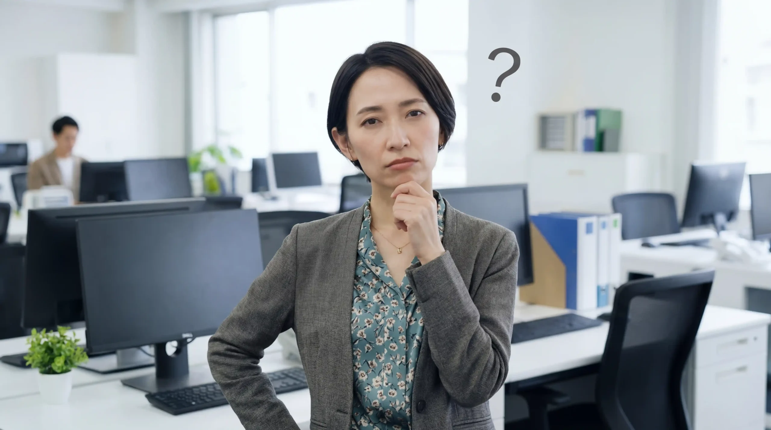 考えている女性の画像