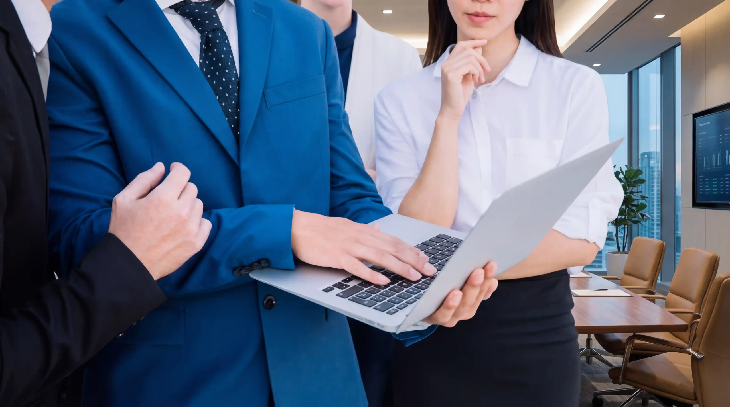 PCを見て悩んでいる人たちの画像