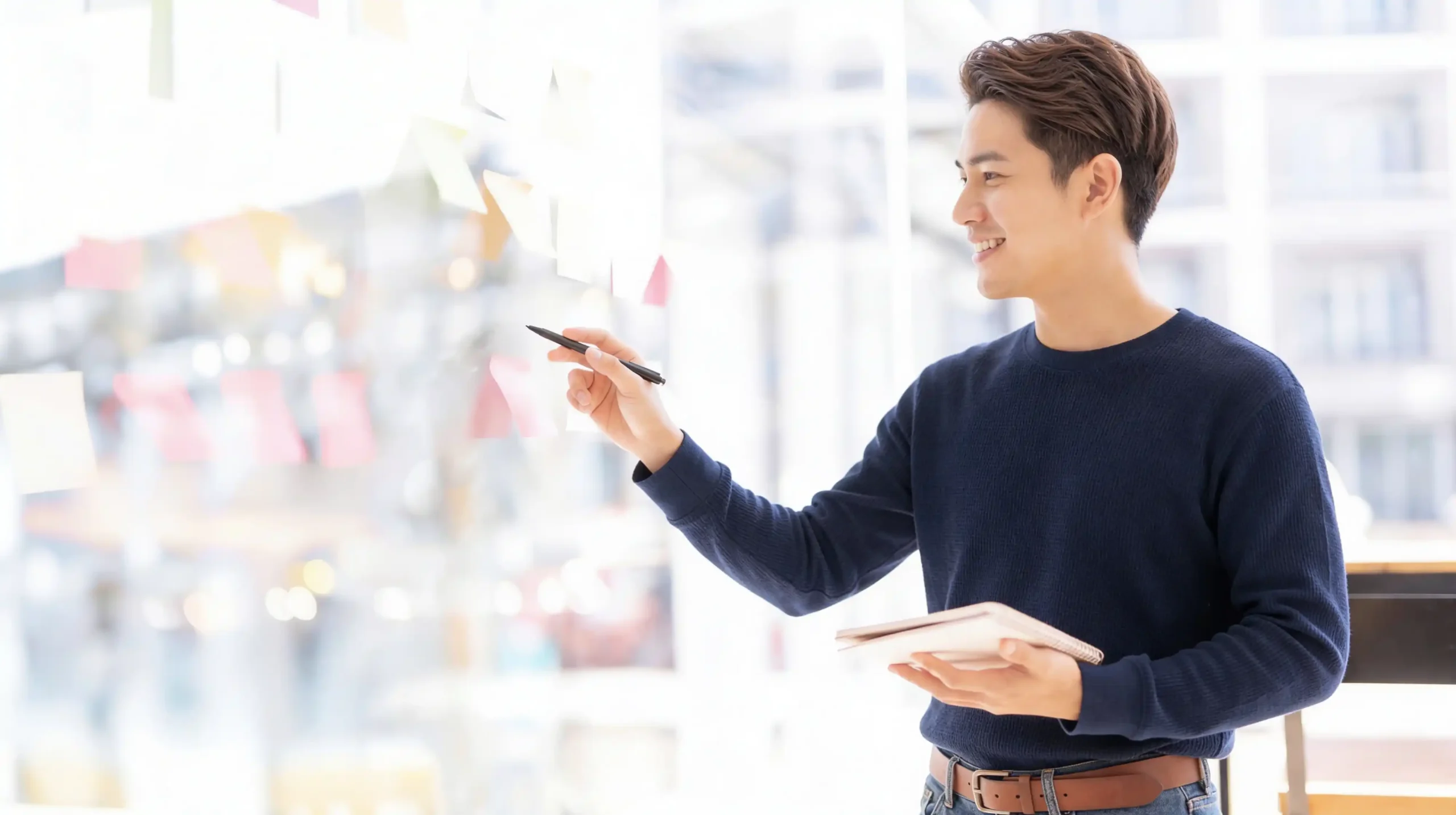 メモを見る男性の画像